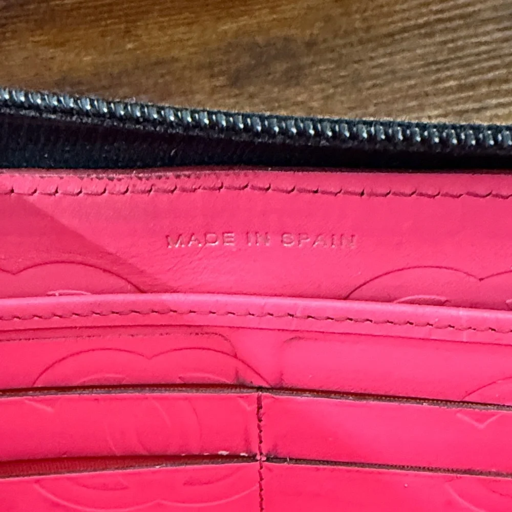 Chanel Black Quilted Zip Wallet w/COA & intact holo - Picture 5 of 16